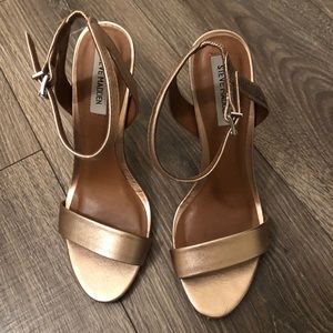 Steve Madden Landen Sandal in Rose Gold